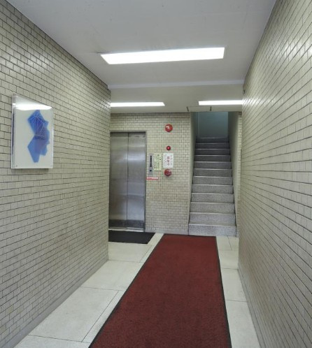 新大和ビルのエントランス