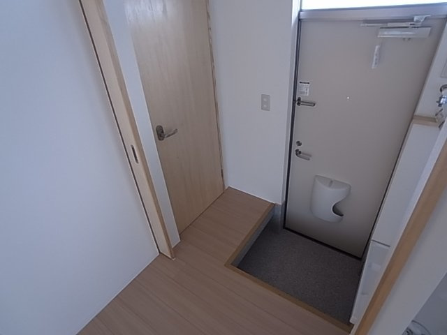 神戸市長田区西尻池町２丁目のアパートの玄関