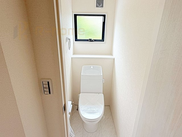 石岡市石岡第9　新築戸建て　1号棟のトイレ|小窓が付いた明るいトイレ♪
温水洗浄便座付きです。