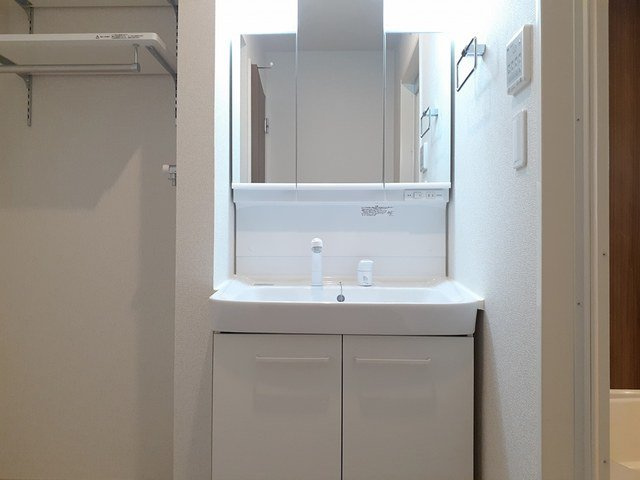 コート・エアリーの洗面所|ゆったりとスペースのある洗面所