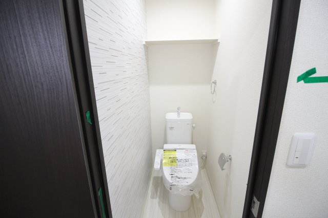 【トイレ】 | クラウド昭和町 | 洗浄付き暖房便座完備♬収納棚も便利です♬