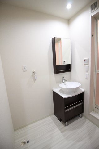 【洗面所】 | クラウド昭和町 | 室内洗濯機置場と可愛い洗面台♪