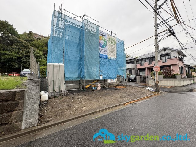 藤沢市本藤沢５丁目　新築戸建　全１棟の前面道路含む現地写真|令和８年４月２３日撮影（工事中）