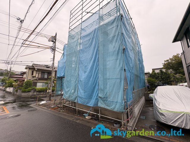 藤沢市本藤沢５丁目　新築戸建　全１棟の前面道路含む現地写真|令和８年４月２３日撮影（工事中）