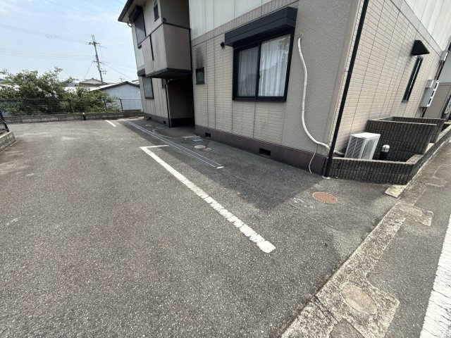 サンアクティーAの駐車場