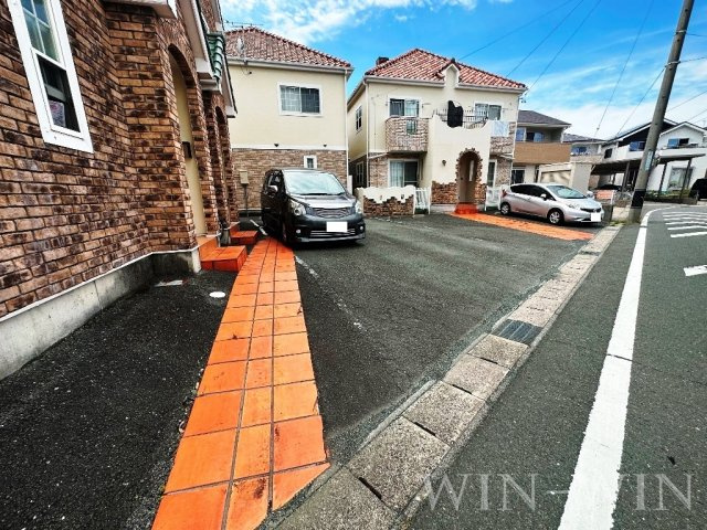 フリューゲル C棟の駐車場