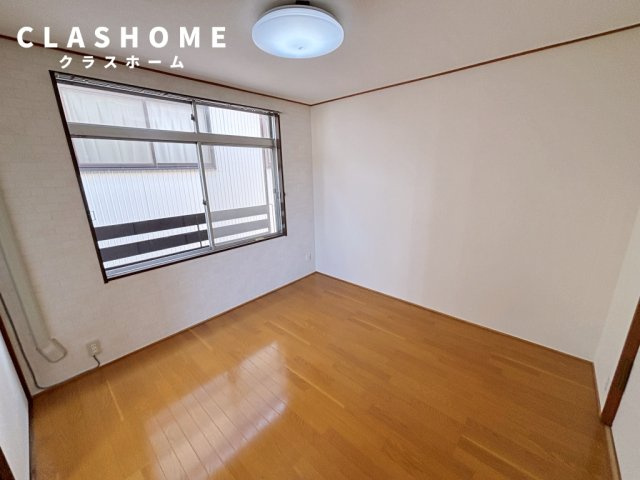 半城土中町戸建の洋室