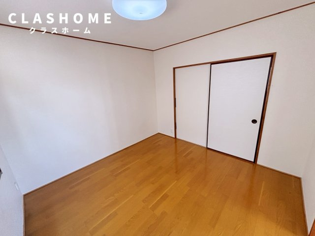 半城土中町戸建の洋室