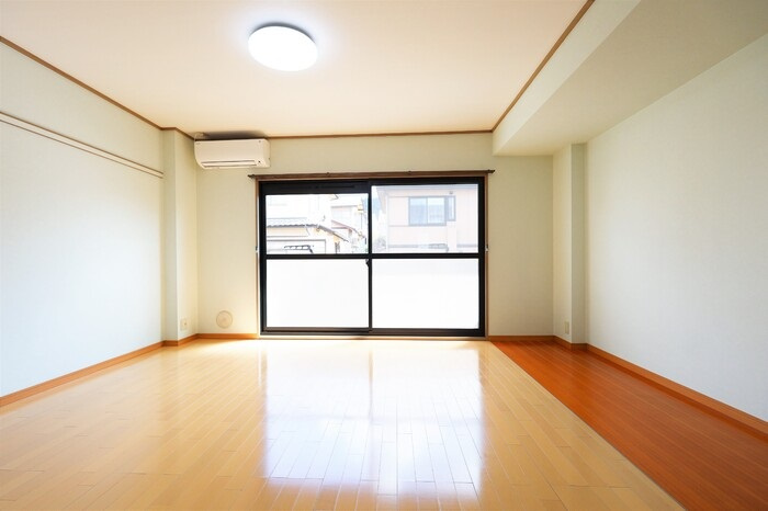 広島市安佐北区倉掛２丁目の賃貸マンションの居間・リビング|ゆったり１０帖の洋室