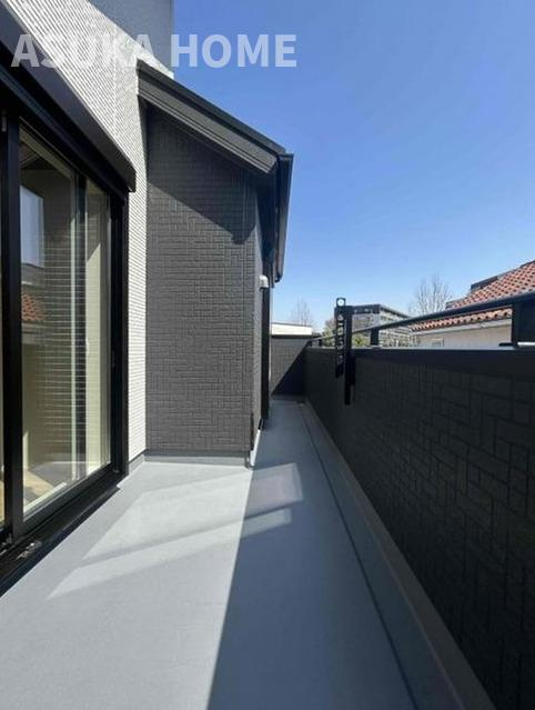 旭区今宿南町のバルコニー|2部屋から出入りできる南面バルコニーは洗濯物取り込みなど、意外と便利なんです。