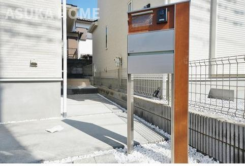 旭区今宿南町の設備|玄関前スペースにポストとテレビモニター付きインターフォン防犯対策も良好です。