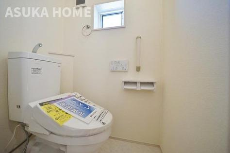 旭区今宿南町のトイレ|トイレに小さな窓を配置してありますので換気もでき気分の良い空間になっています