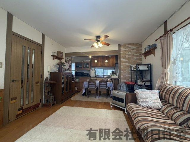【居間・リビング】 | うぐいす台中古戸建 | ゆったりとした居間です