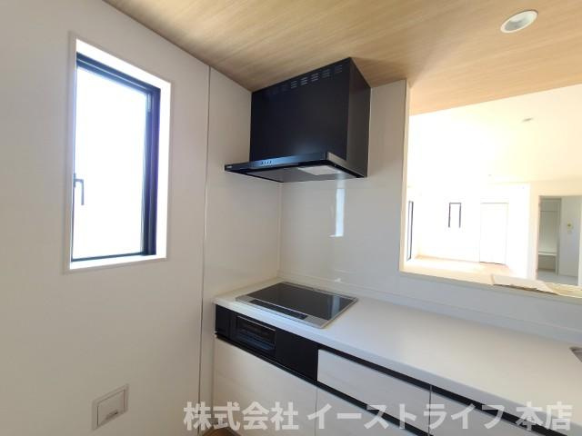 【新築戸建】　いわき市小名浜住吉5期の独立洗面台|同社施工　三面鏡の洗面台です。鏡の裏には収納スペースがあり、小物などをすっきり片付けることができます