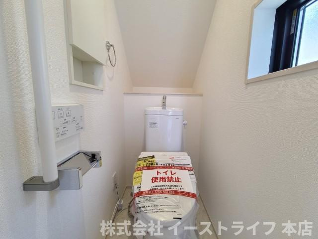 【新築戸建】【太陽光発電設置物件】　いわき市小名浜住吉5期のトイレ|同社施工　シンプルながらも落ち着くデザインです。洗浄機付き温水便座で機能性もばっちりです