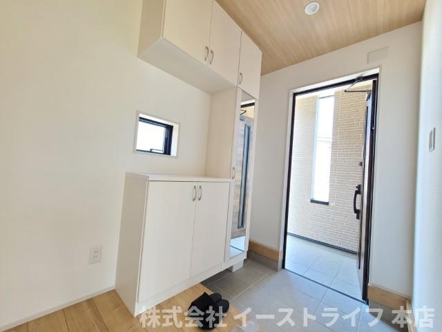 【新築戸建】【太陽光発電設置物件】　いわき市小名浜住吉5期の玄関|同社施工　玄関はお家の顔です！シューズクローゼットが完備されているので、玄関をスッキリ見せることが出来ます。