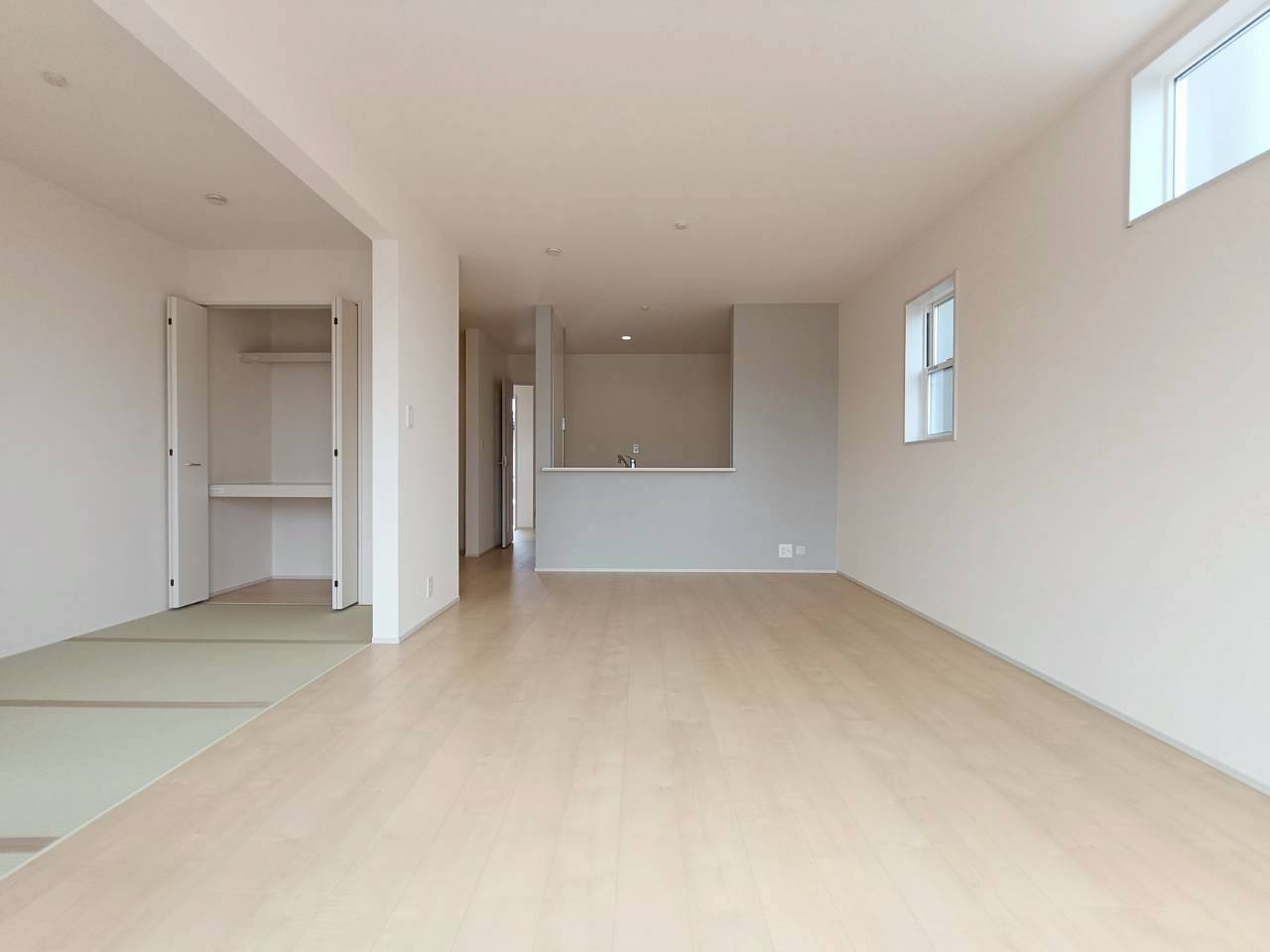 八潮市　西袋　新築戸建　全1棟の居間・リビング|広いリビングは家族が自然と集まる居心地の良い空間