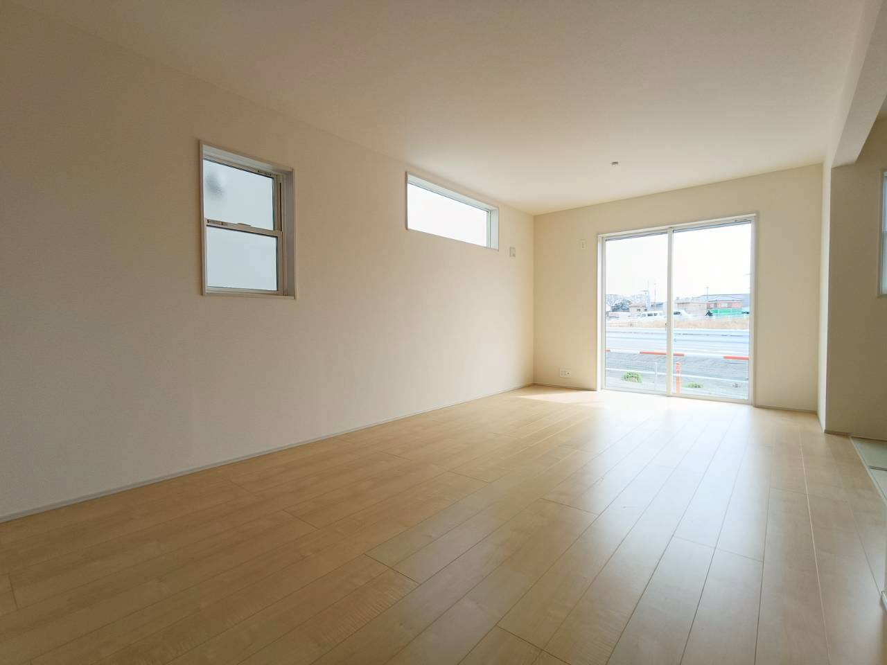 八潮市　西袋　新築戸建　全1棟の居間・リビング|柔らかな色合いのフローリングと清潔感の溢れるクロスが明るい空間を創り出しているリビングダイニング