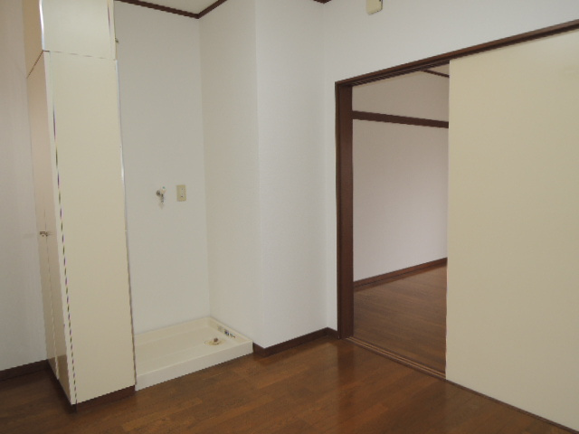 メゾンマルスの居間・リビング|洗濯機置き場