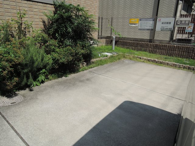 アベニール千里の駐車場