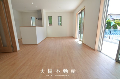 【居間・リビング】 | 海老名市国分寺台1丁目 新築戸建て 全2棟【仲介手数料無料】 | 宅地建物取引士による不動産のご説明・現地のご案内、住宅金融普及協会住宅ローンアドバイザーが住宅ローンのアドバイスから融資実行までのお手伝いをしっかりサポートします♪