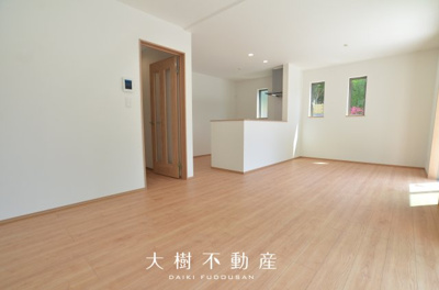 【居間・リビング】 | 海老名市国分寺台1丁目 新築戸建て 全2棟【仲介手数料無料】
