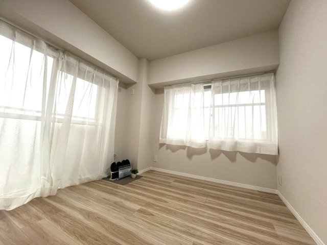 エクレール愛宕の洋室|全居室フローリング＆収納付き♪
「収納の余裕は心の余裕」というお家探しの格言もあるんですよ！
