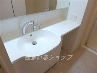 広島市安佐北区亀山２丁目のアパートの洗面所|三面鏡付き大型シャンプードレッサー