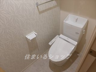 広島市安佐北区亀山２丁目のアパートのトイレ|シャワートイレ・収納棚あり