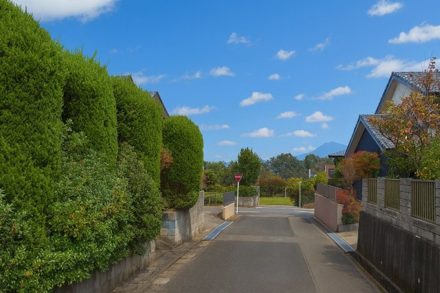 筑紫野市むさしヶ丘２丁目　売り土地の前面道路含む現地写真