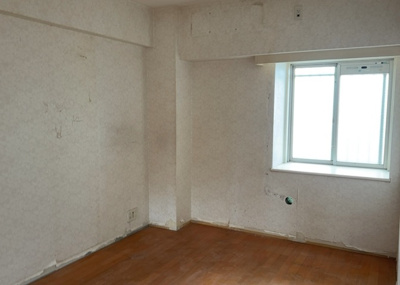 【洋室】 | サンクレイドルつきみ野 | 洋室のメリットは重い家具が置きやすく、身の回りが整理しやすいことです。 床がフローリングのため畳とは異なり凹みにくいです。 クローゼットなど収納が豊富で、普段使わない旅行カバンや服の整頓も簡単にです。