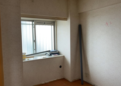 【寝室】 | サンクレイドルつきみ野 | 寝室でゆっくりと過ごすためにはベッド周りの適度な空間を担保することや窓の位置、照明の明るさ、寝室の広さなどを考える必要があります。自身や家族の構成とライフスタイルに併せて寝室にする部屋を選びましょう！