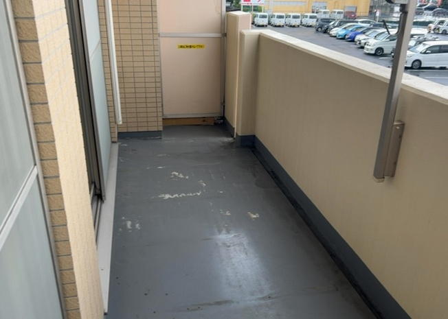 【バルコニー】 | サンクレイドルつきみ野 | バルコニーは、室外の専用スペースのうち、「屋根がなく開放された空間」であるものを指します。ベランダより広いタイプのものが多く、日当たりもよいため家庭菜園などを楽しみたい人にとって適した環境となります。