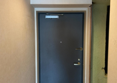 【玄関】 | サンクレイドルつきみ野 | 玄関は家の顔でもあり、家族以外の目にも止まる場所です。玄関は外との間を仕切る扉、靴などをしまっておく収納スペース、靴脱ぎのたたきスペース、来客とのやり取りをするドアホンなど複数のアイテムからなります。