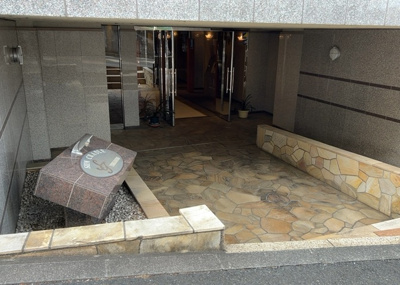 【エントランス】 | サンクレイドルつきみ野 | マンションのエントランスには、もともと風よけや防犯の役割がありますが、マンションによって宅配ボックスなどの設備が備わっている所もあります。日々の生活をイメージしながら生活しやすさをチェックしましょう。