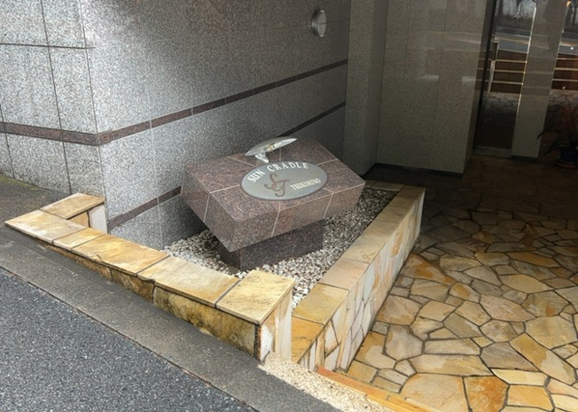 【エントランス】 | サンクレイドルつきみ野 | マンションのエントランスには、もともと風よけや防犯の役割がありますが、マンションによって宅配ボックスなどの設備が備わっている所もあります。日々の生活をイメージしながら生活しやすさをチェックしましょう。