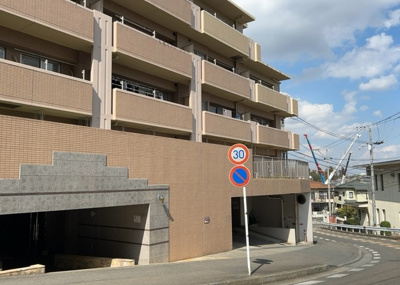 【現況写真】 | サンクレイドルつきみ野 | 外観はマンション管理がされているかの目安になります。築年数が古いと、壁面は劣化してひび割れが生じることも！建物が古びていても細かいところが修繕されていると、きちんと管理されているなぁと感じるでしょう。
