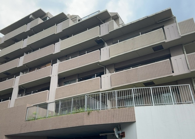 【現況写真】 | サンクレイドルつきみ野 | 外観はマンション管理がされているかの目安になります。築年数が古いと、壁面は劣化してひび割れが生じることも！建物が古びていても細かいところが修繕されていると、きちんと管理されているなぁと感じるでしょう。