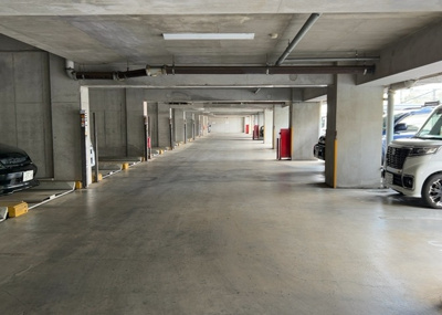 【駐車場】 | サンクレイドルつきみ野 | 車一台あたりに必要なスペースは、標準サイズの普通自動車で横幅2m50cm、長さ5mは必要になります。ただし、乗降のことも考慮して横幅3m30cm、長さ5m50cmほどは確保できるところを選びましょう。