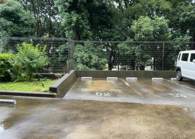 【駐車場】 | サンクレイドルつきみ野 | 車一台あたりに必要なスペースは、標準サイズの普通自動車で横幅2m50cm、長さ5mは必要になります。ただし、乗降のことも考慮して横幅3m30cm、長さ5m50cmほどは確保できるところを選びましょう。