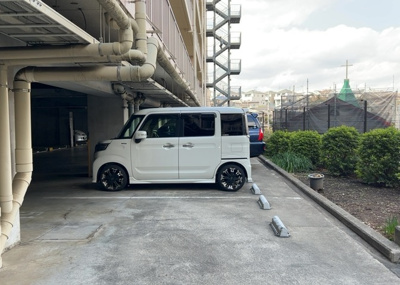 【駐車場】 | サンクレイドルつきみ野 | 駐車場と明記されていても、最小スペースでつくられた駐車場だと大型車は駐車できなかったり、出入りしにくくなったりする可能性があります。お車のサイズと購入したい物件の駐車場のサイズを現地で確認しましょう。