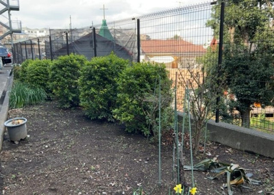 【庭】 | サンクレイドルつきみ野 | 物件によっては、入居者が個人的に使用できる専用庭がついているものもあります。また、住宅の中にある土間の部分を庭と呼ぶこともあります。庭の用途は住む人によって変わり、それによってデザインもさまざまです。