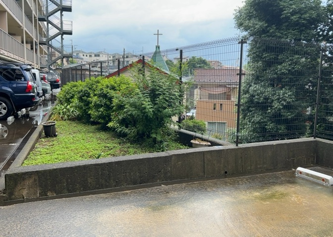 【庭】 | サンクレイドルつきみ野 | 物件によっては、入居者が個人的に使用できる専用庭がついているものもあります。また、住宅の中にある土間の部分を庭と呼ぶこともあります。庭の用途は住む人によって変わり、それによってデザインもさまざまです。