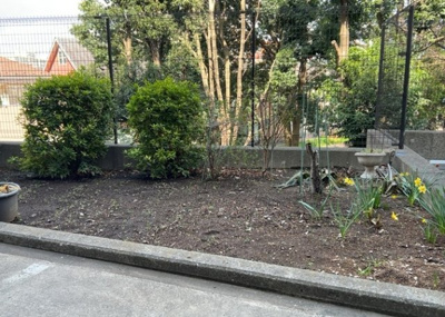 【中庭】 | サンクレイドルつきみ野 | 中庭（パティオ）とは、一つの建築物の内部に設けられた、壁などで囲われている庭のことを指します。コの字型、ロの字型が主流ですが、L字型の中庭もあります。最近では、インテリア性の高さからも人気があります。