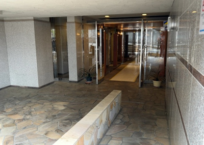 【ロビー】 | サンクレイドルつきみ野 | ラウンジは、マンションの共用スペースに椅子やテーブルなどを配置した利用者が寛げる空間です。屋内型ラウンジと屋外型ラウンジがあります。共用部分の管理状況と合わせて、詳細については現地でご確認ください。