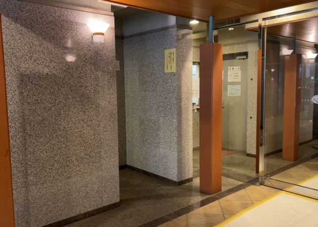 【ロビー】 | サンクレイドルつきみ野 | ラウンジは、マンションの共用スペースに椅子やテーブルなどを配置した利用者が寛げる空間です。屋内型ラウンジと屋外型ラウンジがあります。共用部分の管理状況と合わせて、詳細については現地でご確認ください。