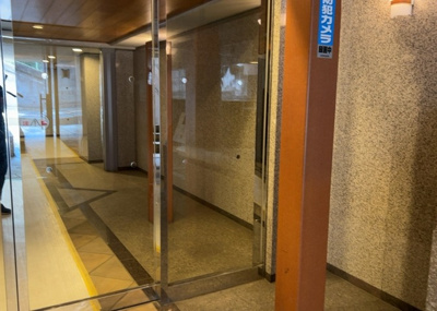 【ロビー】 | サンクレイドルつきみ野 | ロビーというと、エントランスと何がちがうの？と思いますよね。実はロビーとエントランスには明確な決まりはありません。物件によっては、エントランスを入って広がるある程度の広さのある空間がロビーとなります。