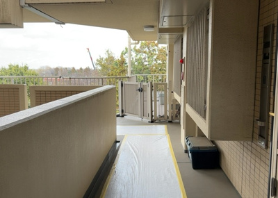 【その他共用部分】 | サンクレイドルつきみ野 | 共有部分は、住民なら誰もが使える設備のこと。例えば駐車場やエレベーター、インターネット設備、セキュリティ設備などがあります。他にも、マンションの廊下・外部階段やエントランス・ゴミ置き場などがあります。