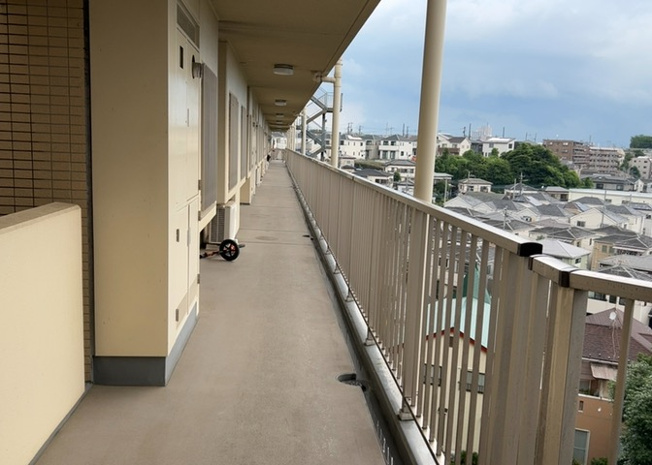 【その他共用部分】 | サンクレイドルつきみ野 | 共有部分は、住民なら誰もが使える設備のこと。例えば駐車場やエレベーター、インターネット設備、セキュリティ設備などがあります。他にも、マンションの廊下・外部階段やエントランス・ゴミ置き場などがあります。