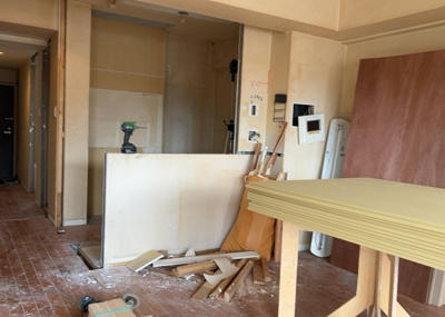 【キッチン】 | サンクレイドルつきみ野 | L型アイランドタイプは、キッチンからダイニングにもリビングにも目が行き届くので、とても使いやすい配置です。L字型独立タイプは、キッチンを独立させてるためLDKというよりもLDといった様なイメージです。